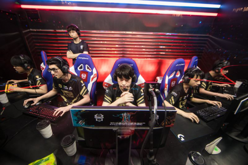 踩着防线与 踩着防线与